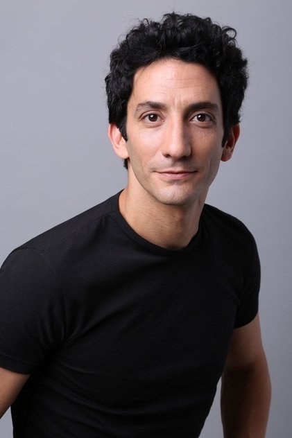 Profile of Juan Minujín